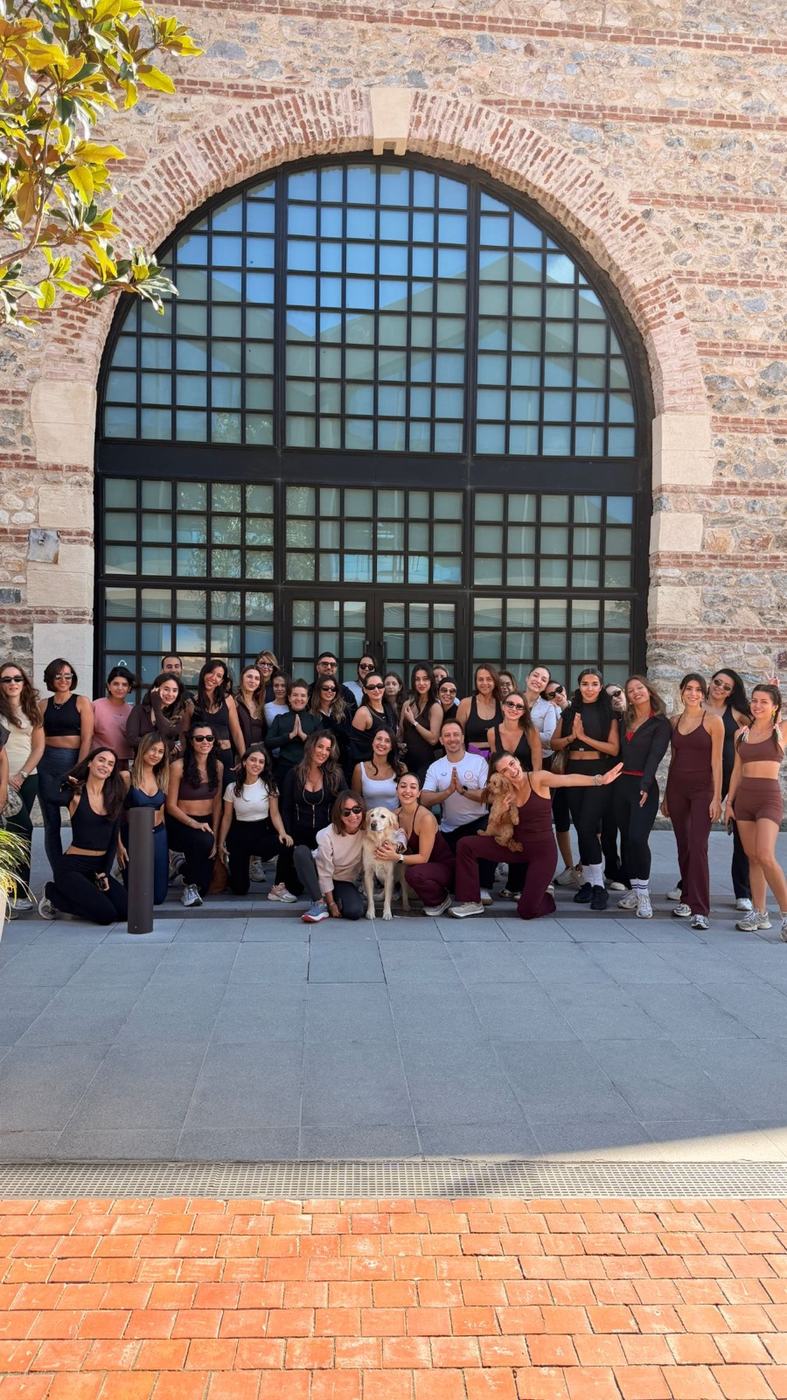 Katılımcılarla tarihi kemerli kapının önünde toplu fotoğraf
