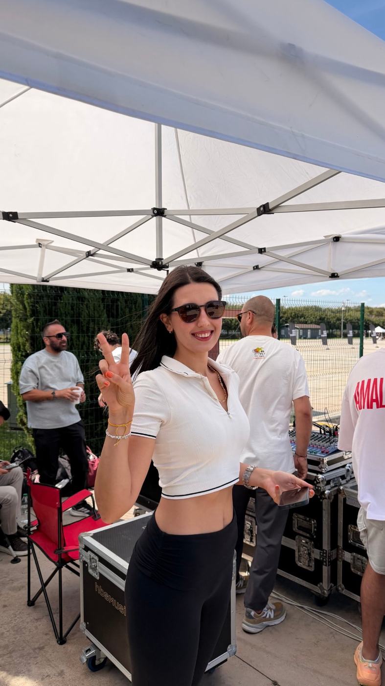 Festival kulisinde zafer işareti yapan Bengisu Boz