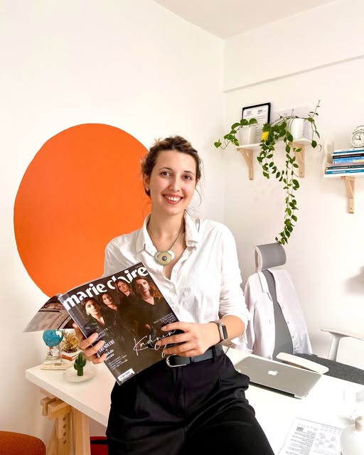 Bengisu Boz, elinde Marie Claire Kasım 2021 sayısıyla